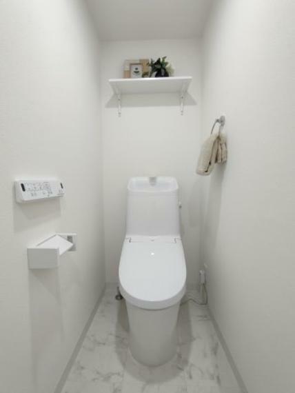 ・トイレ 白を基調とした清潔感のあるトイレ。ウォシュレットも付いてますので快適にご使用いただけます。