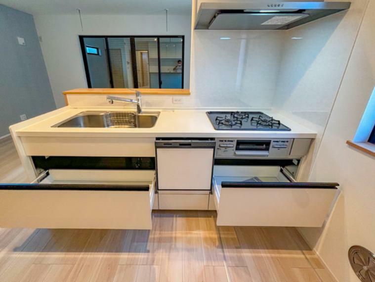 キッチン 豊富な収納を完備し、コンロも3つもある使い勝手の良いキッチンスペース。