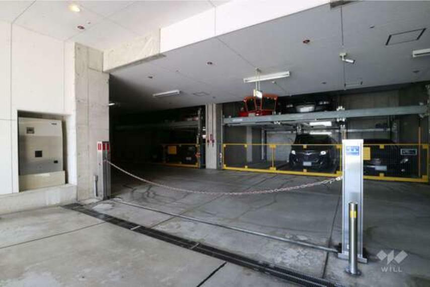 駐車場 駐車場の出入り口にはロボットゲートが設置されています。
