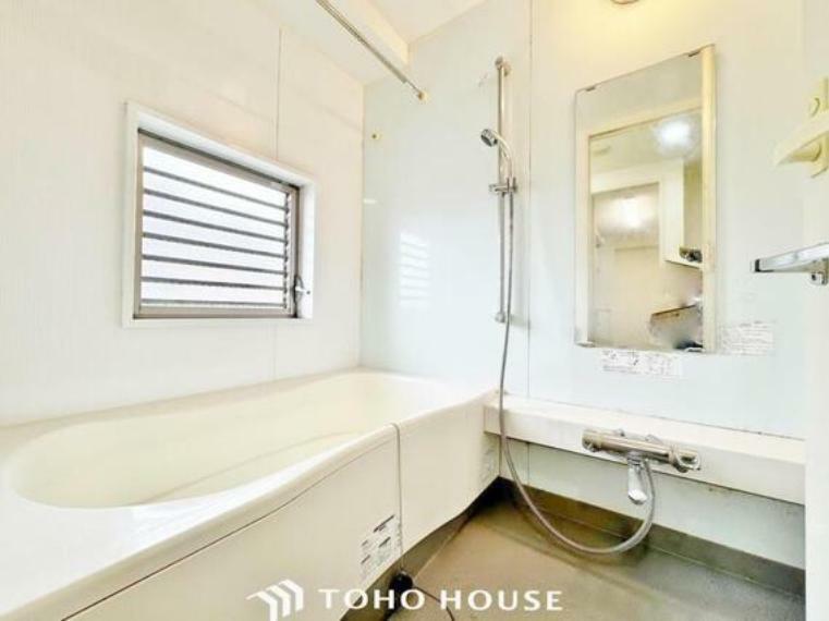 「癒し・快適バスルーム」白を基調としたシンプルながらも清潔感の溢れる浴室には追い炊き機能・浴室乾燥機付き。もちろん小さなお子様と入っても広々使えて癒しのバスタイムになります。