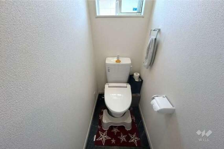 2階トイレ。1階と2階とにそれぞれございます。温水洗浄機能付き便座ですので、快適に使えますね！