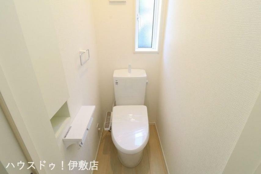 トイレ 【2Fトイレ】2カ所に省エネ仕様のトイレ！2階から階段を降りなくてもいいので、お部屋からの移動が短縮できます。