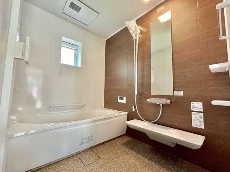 アクセントパネルがおしゃれな浴室。換気乾燥暖房機付きで、雨の日には浴室内干しも可能