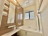 浴室 アクセントパネルがおしゃれな浴室。換気乾燥暖房機付きで、雨の日には浴室内干しも可能