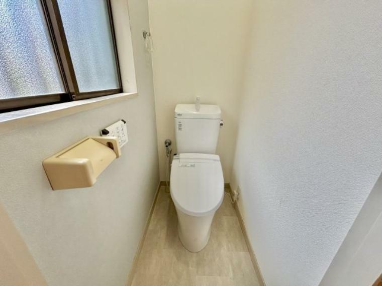 トイレ 節水性能の高いトイレはもちろんウォシュレット付き 便器のフチがないタイプなので、お掃除もサッとひと拭きでOK！