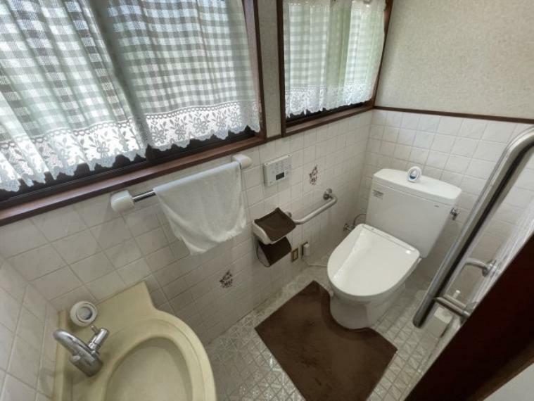 温水洗浄便座付のトイレなので、寒い冬でも安心してお座り頂けますよ。窓があり換気が出来るのも、嬉しいポイントですね 手洗いが別に設置されているので、便利ですね。