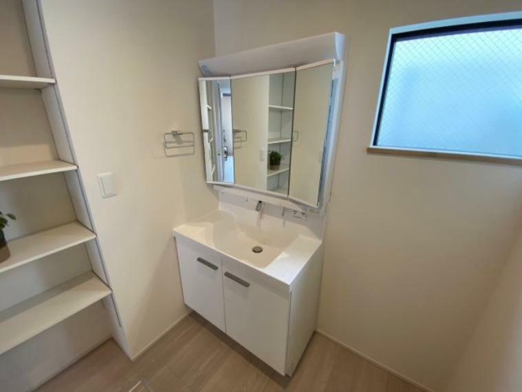 ゆとりの洗面スペースで朝の身支度も快適スムーズに。鏡の裏には収納スペースが標準装備！