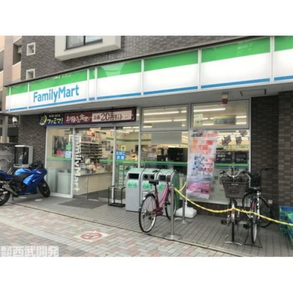 コンビニ ファミリーマート浦和駅東口店