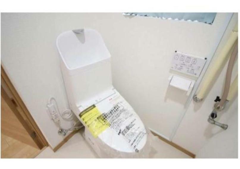 トイレ 温水洗浄便座一体型　クッションフロア張替え