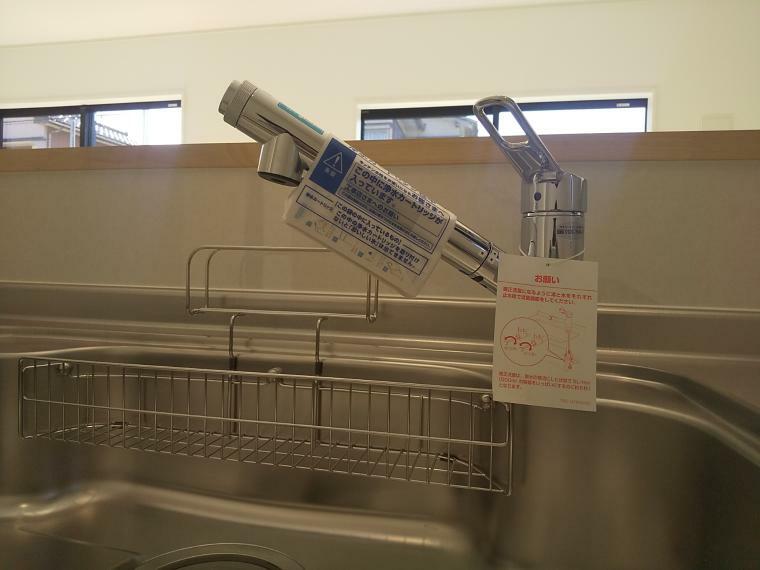 浄水器一体型の水栓はシャワーホース式ですので毎日にキッチンリセットも楽々ですね。<BR/>（同形状・同仕様となります）
