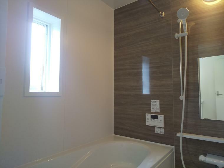 浴室乾燥暖房機付きの浴室は寒い季節もヒャッっとしないあたたかな快適空間です。<BR/>（同形状・同仕様となります）