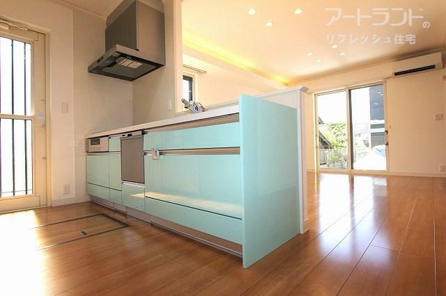 キッチン 水色が差し色になるカウンターキッチン。備え付けの白色の食器棚との相性が良く愛らしいキッチンスペースに。