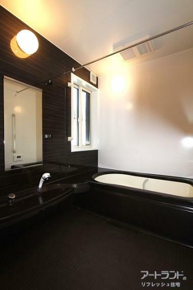 浴室 浴室。浴槽の両側に手すりがあり転倒防止に。暖房・乾燥・涼風・換気機能付き。