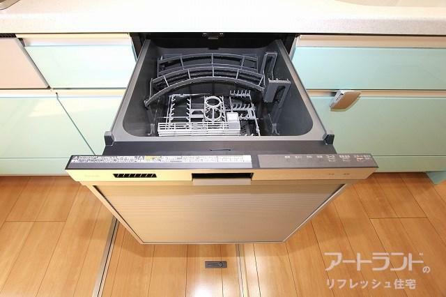 新設の食器洗浄乾燥機。毎日の家事の負担を減らせます。