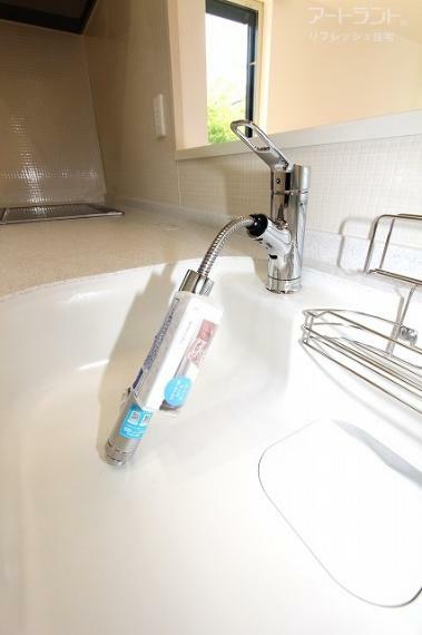 新設のシャワー水栓。大きなお鍋を洗うときや、シンク内のお手入れにも活躍。浄水器付きでお料理の下ごしらえにも便利。