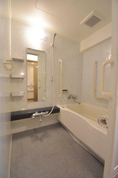 室内リノベーション工事の際に、浴室全面改装済。給湯は、自動湯張り、追炊機能付のオートバスです。