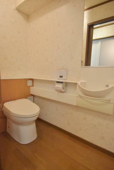 室内リノベーション工事の際に、トイレ全面改装済。タンクレスに改造。手洗い場もついております。