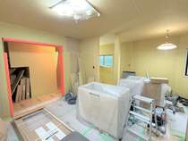 【リフォーム中】床材新品交換、壁天井クロス張替え、照明交換、建具交換を行い清潔感のあるリビングに生まれ変わります。