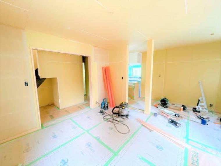 居間・リビング 【リフォーム中】床材新品交換、壁天井クロス張替え、照明交換、建具交換を行い清潔感のあるリビングに生まれ変わります。