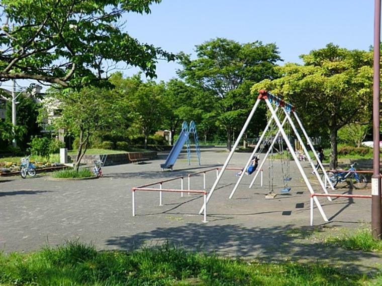 公園 能見台東公園（緑豊かな公園です。お子様が楽しめる遊具があるエリアのほかに野球グランド、テニスコートがあります。）