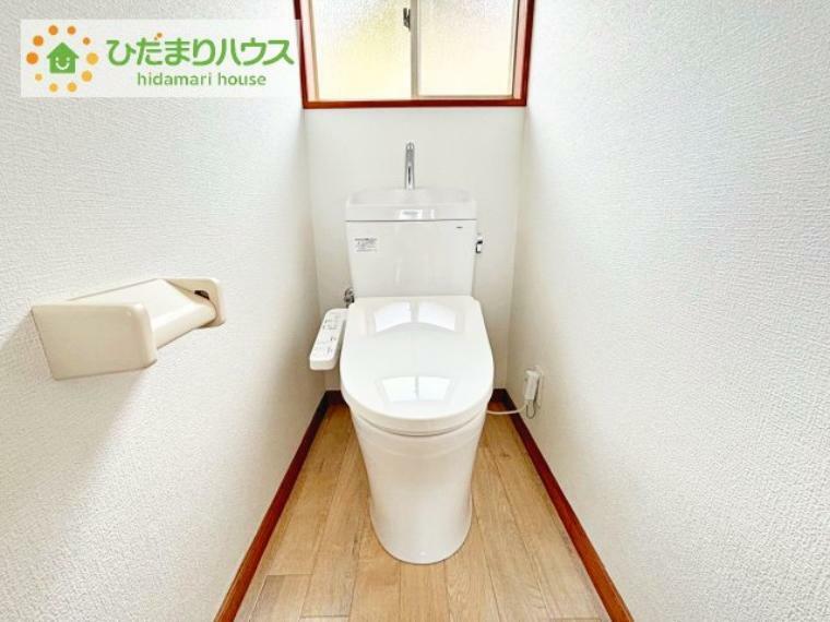 トイレ 白を基調としたトイレは、インテリア次第でどんな空間になるかワクワクしますね