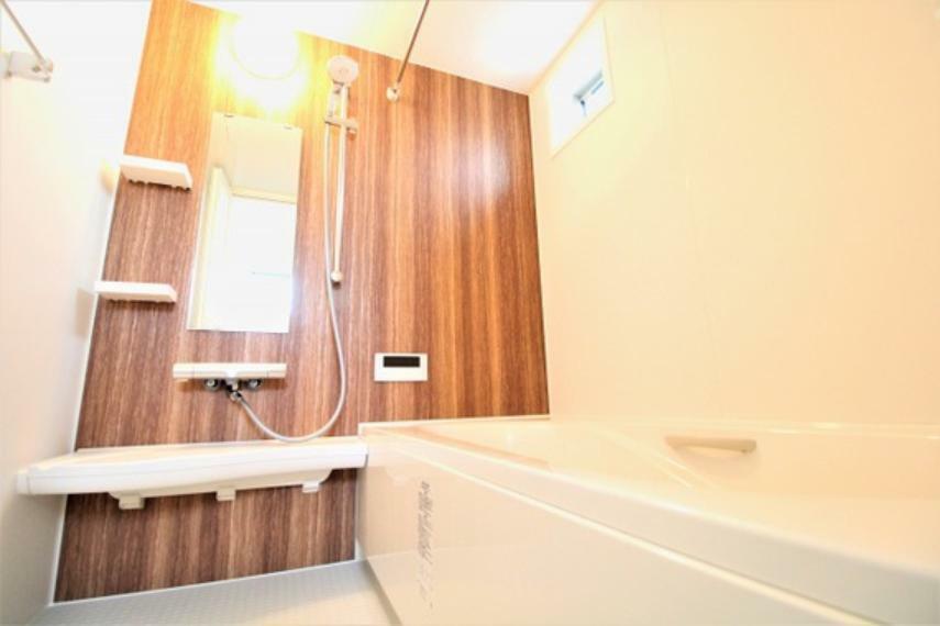 浴室 【浴室】いつでも清潔に保てるお手入れの簡単さと、保温浴槽や節水シャワーなどエコにも配慮された高機能なバスルーム。木目のパネルがリラックス下空間を演出しています。