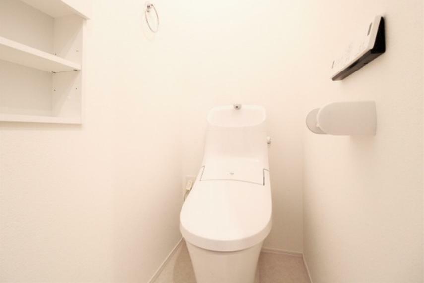トイレ 【トイレ】デザイン性、清掃性に優れたシャワートイレ一体型便器。水をムダなく賢く節約する超節水トイレです。収納スペース付きですっきりとした空間を保てます。