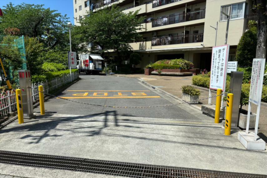 駐車場の出入口（ロボットゲート）
