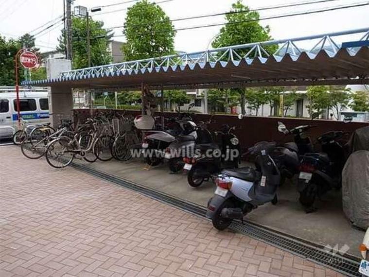 駐輪場及びバイク置場は雨の日でも自転車・バイクが雨ざらしになりにくい屋根付きのものです。