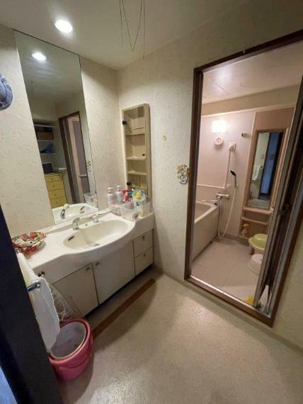 洗面化粧台 大きな鏡が魅力的な洗面台です。シャワーノズルは伸ばす事ができるので毎日のお手入れ楽チンです。