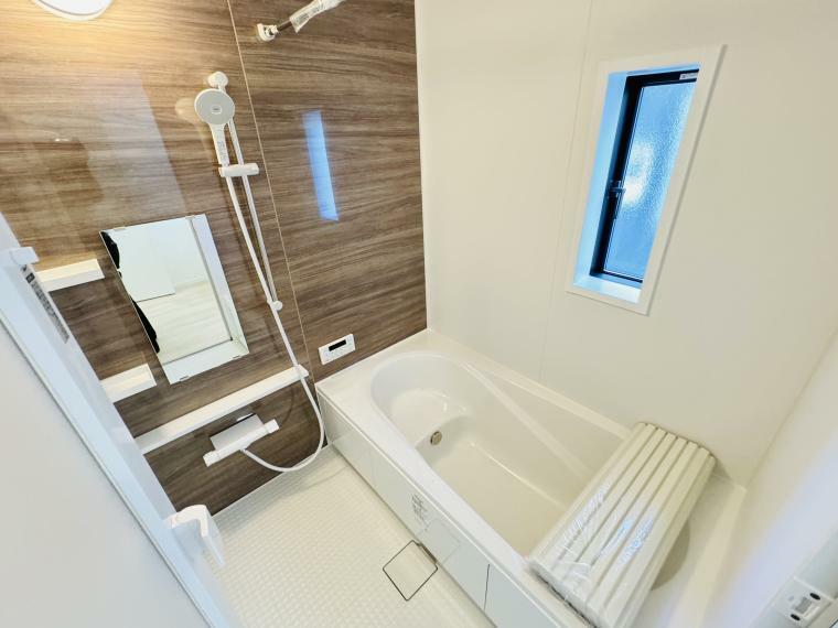 浴室 手元で水流切り替えエコシャワーヘッド・足を伸ばせる広々浴槽で毎日リラックス！