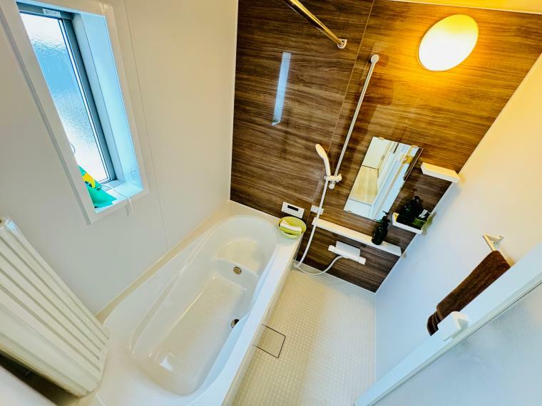 浴室 手元で水流切り替えエコシャワーヘッド・足を伸ばせる広々浴槽で毎日リラックス！