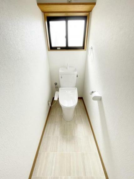 （トイレ）温水洗浄便座は1階・2階のトイレに標準装備です。シンプルな機能で使い易く清潔に保てますね*