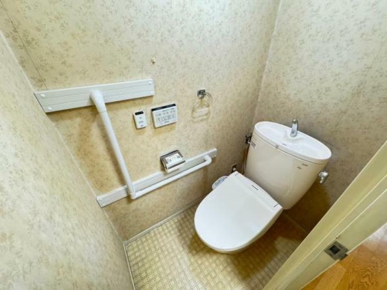 シンプルなデザインのトイレ。飾り付けも楽しめます。