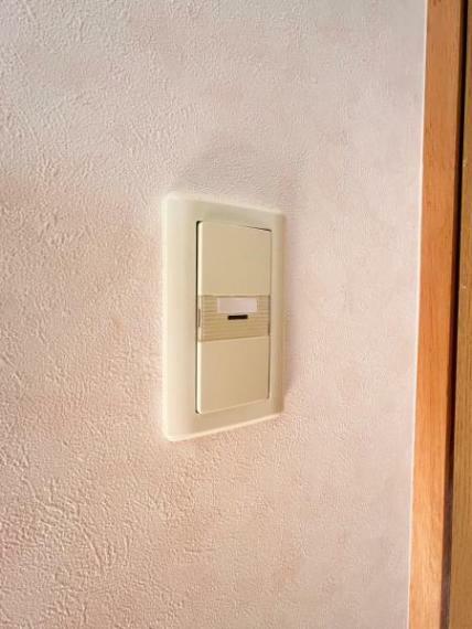 【現況販売】電気スイッチの写真です。ほとんどがワイドタイプのスイッチです。