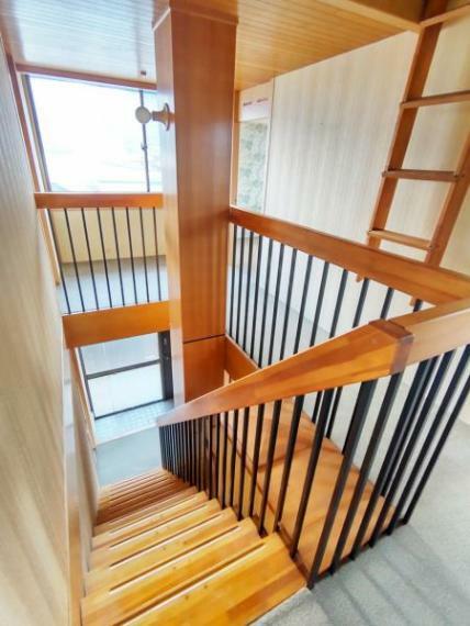 【階段】階段の写真です。開放感のある階段は手すりも設置されておりますので、上り下りも安心です