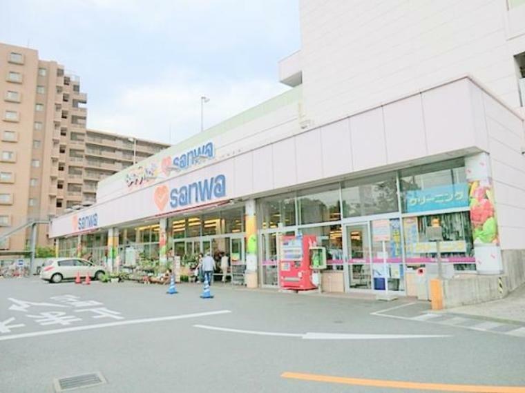 スーパー 【スーパー三和　相模が丘店】　2階にダイソーが入っています。店内は広くきれいで明るい店舗です。駐車場も広く便利です。