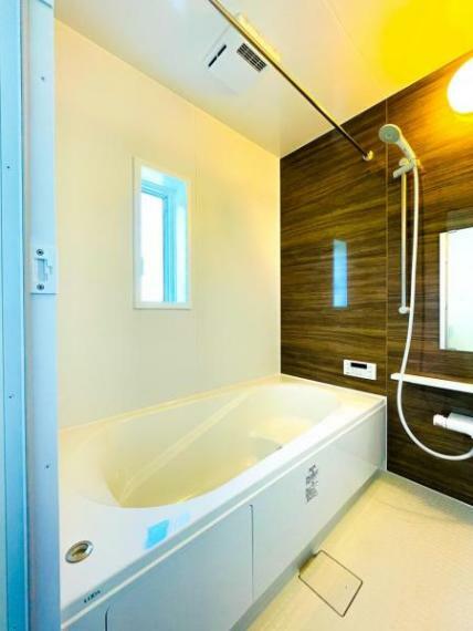 浴室 【多機能な一坪タイプの広々浴室】1坪以上の広い浴室なら、お子様と並んで体を洗ってもゆとりがあります