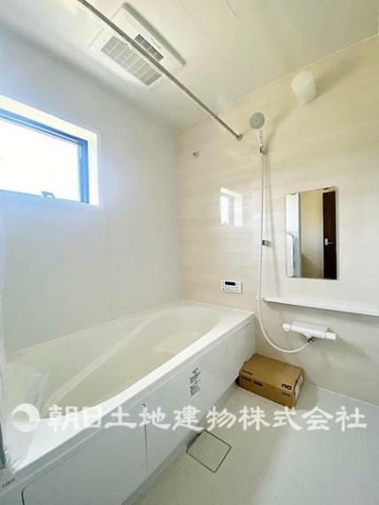 浴室 【本分譲地2号棟写真】清潔感のあるカラーで統一された空間は、ゆったりとした癒しのひと時を齎す快適空間に仕上げられています。