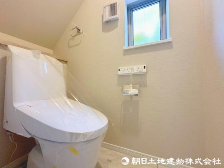 トイレ 窓があり換気性能良好のトイレスペース。心地良い使用感が人気！