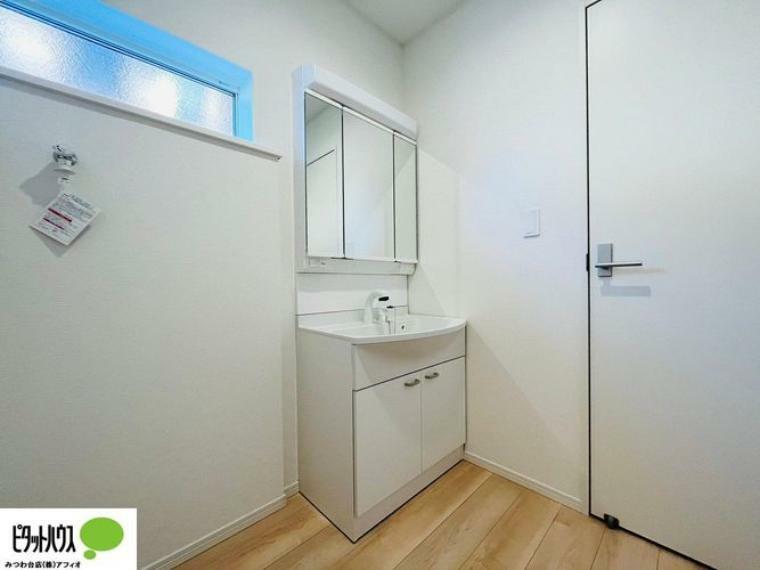 施工例写真:洗面室に小窓があり、カビ予防にも。大きな鏡で見やすい洗面化粧台です