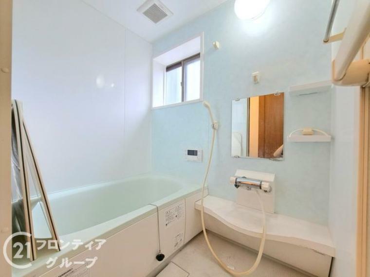 浴室 換気が出来る窓付き。湿気がこもりやすい浴室も清潔に保てます。