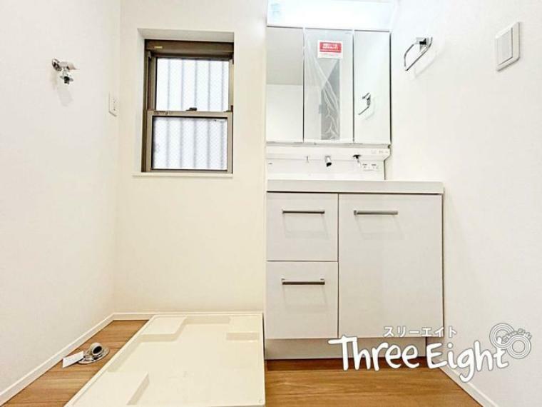 洗面化粧台 洗面スペースは1階にございます。洗面台も新規交換済！収納力の多い3面鏡タイプで、鏡裏にも収納が可能です。