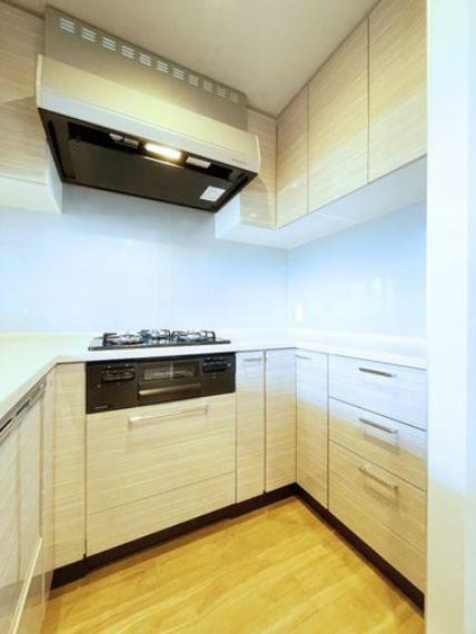キッチン 【キッチン】調理スペースもゆとりがあり効率的にお料理ができるキッチンです。