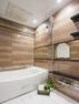 浴室 バスルームはゆったりとおくつろぎいただける癒しの空間です。光沢感のある木目調のパネルが、より一層くつろぎと高級感を醸し出します。