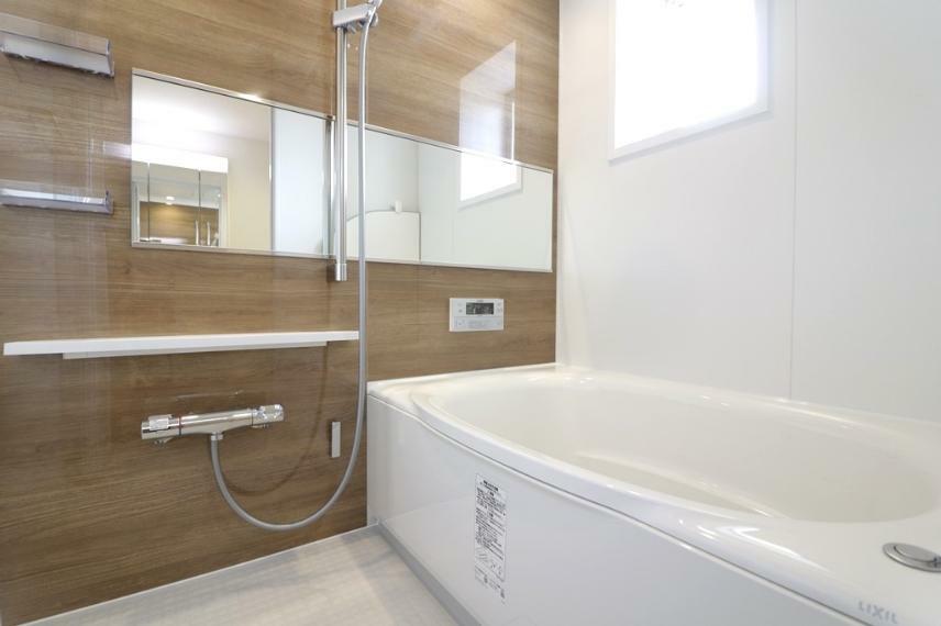 浴室 ユニットバスは省スペースでありながら、シンプルな設計と使いやすさを備え、簡便なメンテナンスが可能です。またミラー・小物置き場もあり便利です。
