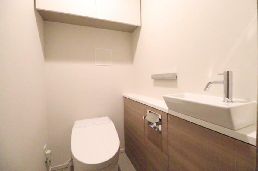 【トイレ】ホテルライクな内装で、お洒落なインテリアを置いて素敵な空間を演出できます
