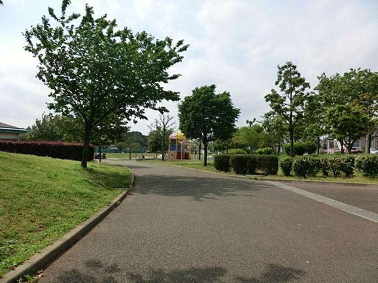 公園 瀬谷本郷公園（テニスコート、野球場、芝生広場が完備されており、子ども用の遊具のある公園です。）