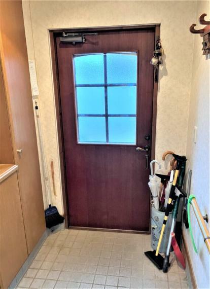 玄関 玄関ドアは木製断熱ドア、シューズボックスは天井まであるハイタイプです