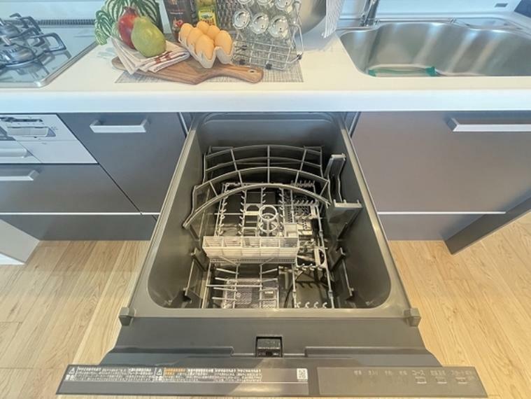 キッチン 後片づけもラクラクな食器洗浄乾燥機付きです。水道代も節約になります。